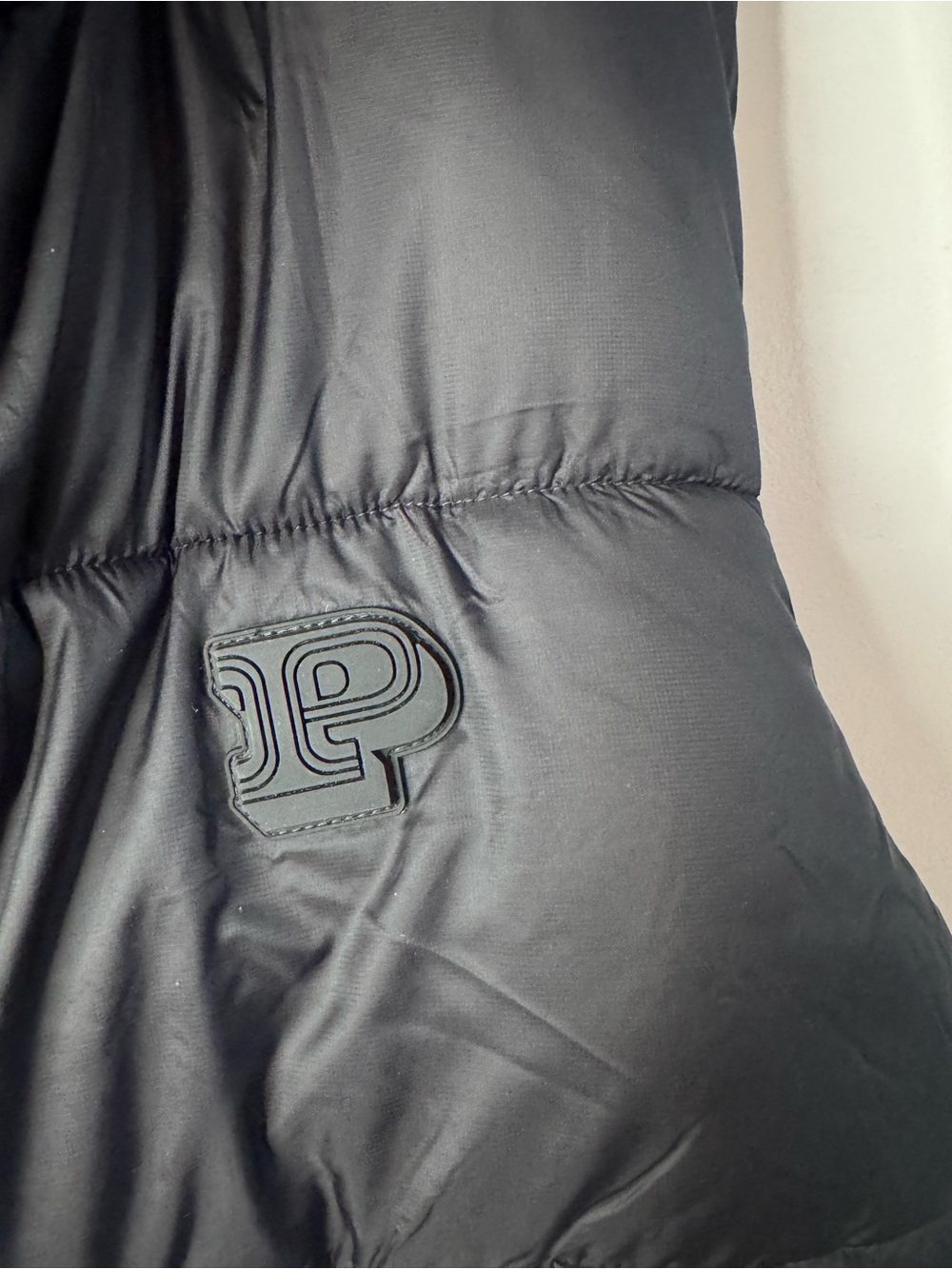 NEW PINK Victoria's Secret Black Crop Puffer Vest Size Medium - Picture 4 of 6